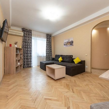 1 Bedroom Apart Near Metro Pecherska Киев Екстериор снимка