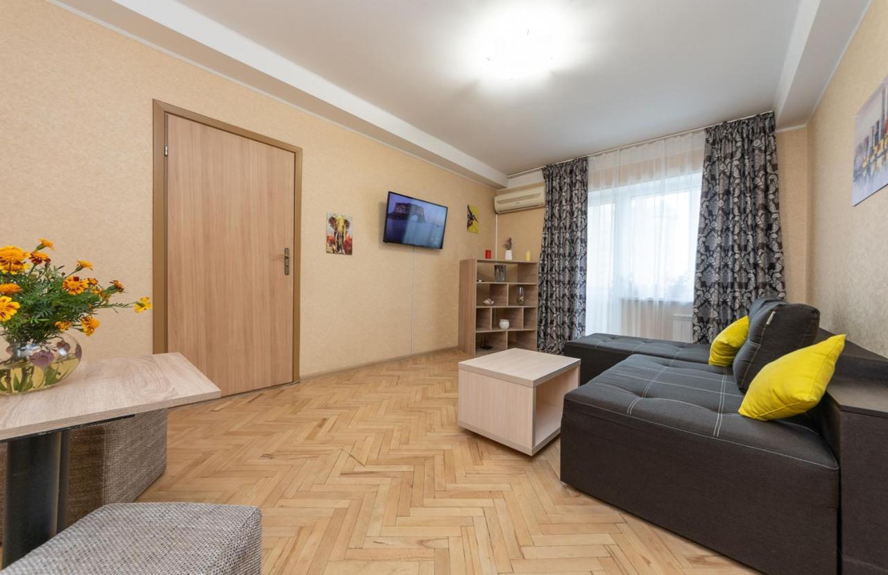 1 Bedroom Apart Near Metro Pecherska Киев Екстериор снимка