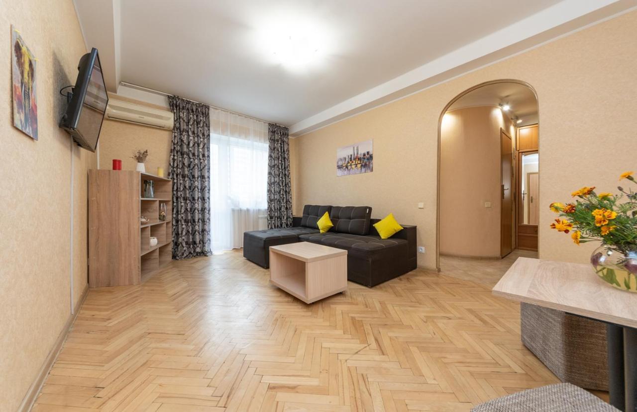 1 Bedroom Apart Near Metro Pecherska Киев Екстериор снимка