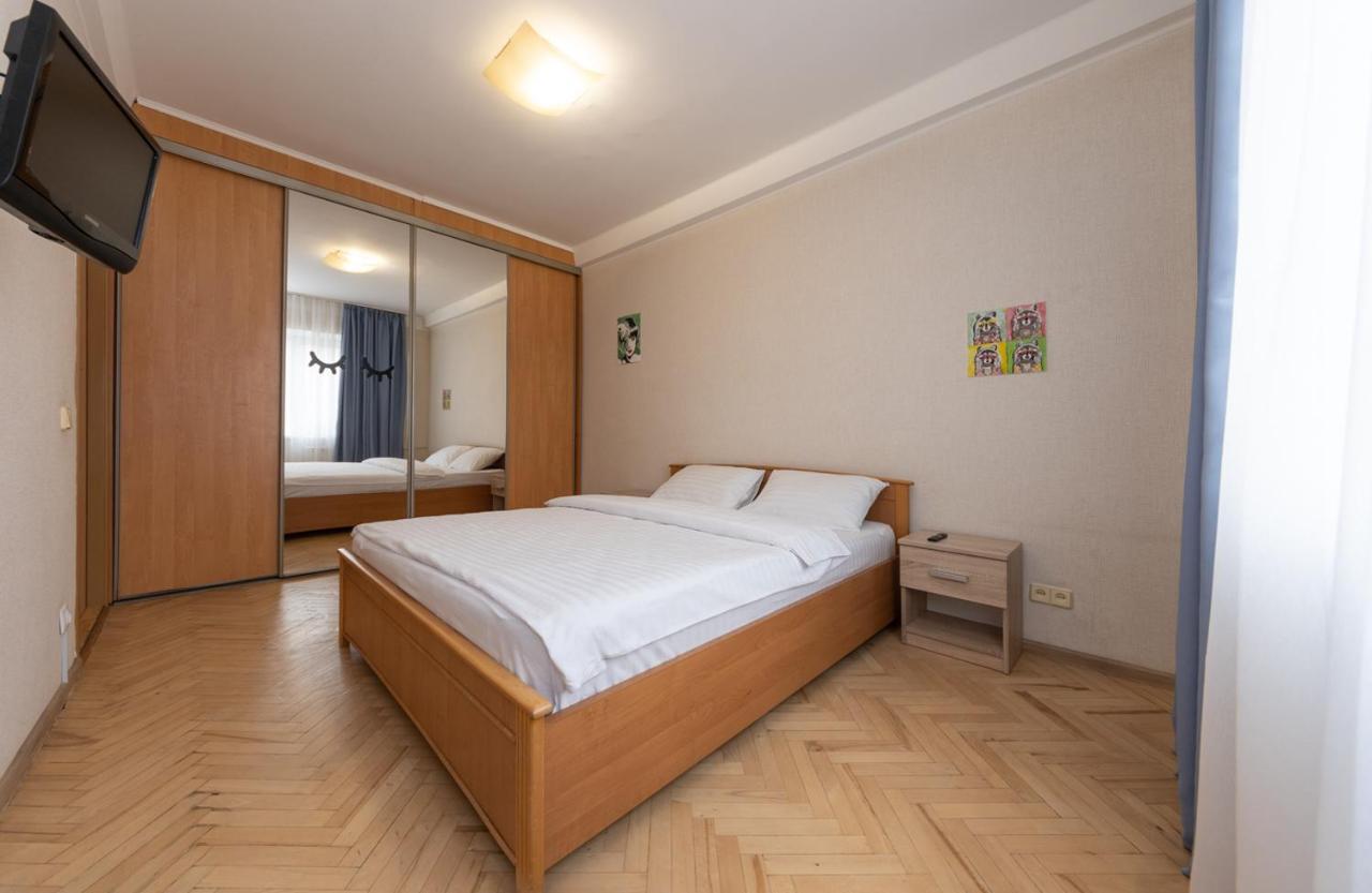 1 Bedroom Apart Near Metro Pecherska Киев Екстериор снимка
